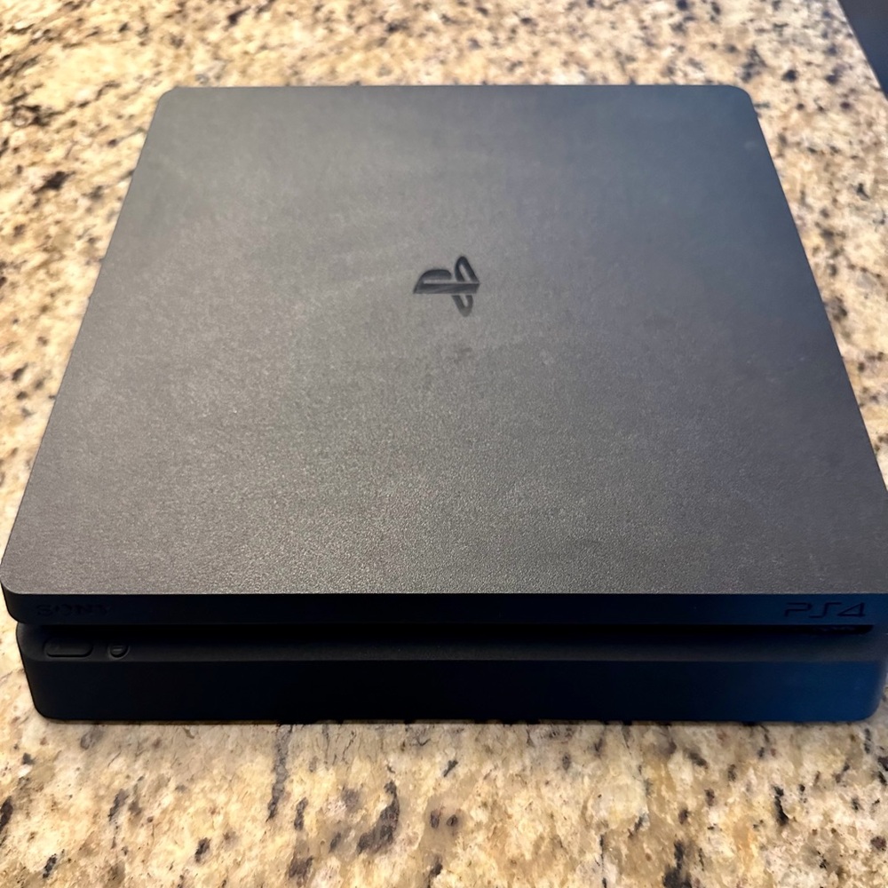 PlayStation PS4 Console with Gold and Black Controllers and 7 Physical Games - Picture 4 of 7